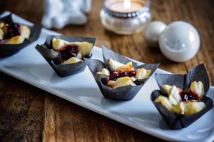 Mini-Blätterteig-Muffins mit Camembert und Preiselbeeren - Blechrein
