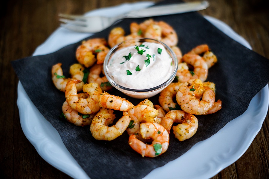 Ofen-Garnelen mit Sriracha-Dip - Blechrein